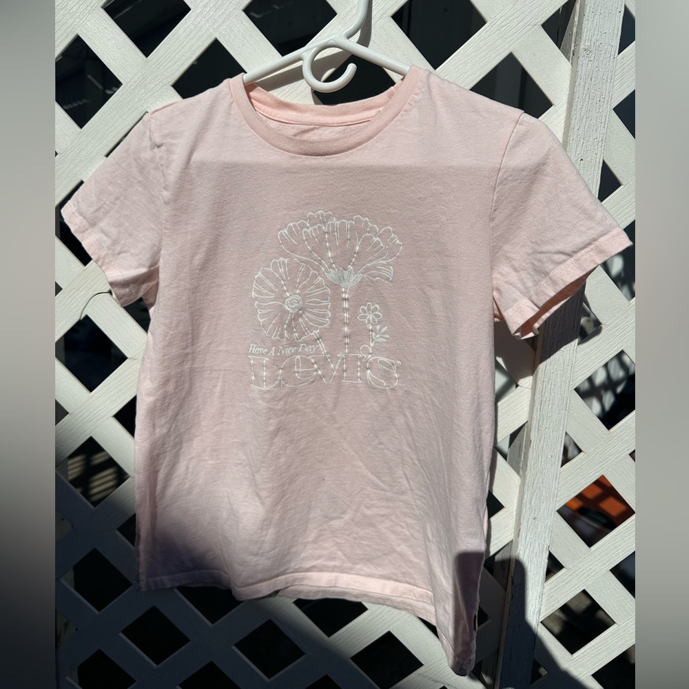 Baby pink Levi’s T-shirt